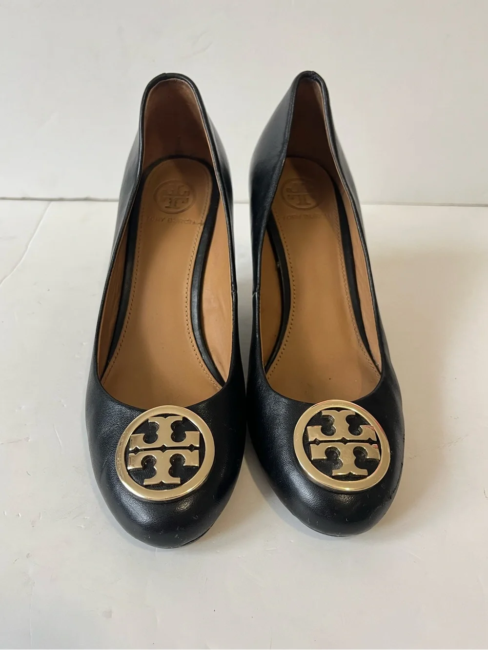Tory Burch Black Leather logo Gold Emblem Wedge Pumps size 5